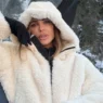 Ilary Blasi sulla neve in posa con un capotto bianco