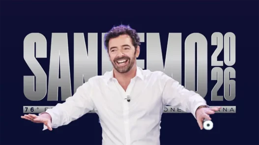 Alberto Matano con logo Sanremo alle Spalle