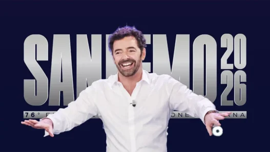 Alberto Matano con logo Sanremo alle Spalle