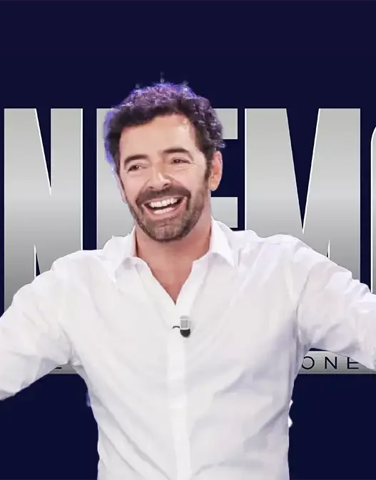 Alberto Matano con logo Sanremo alle Spalle