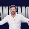Alberto Matano con logo Sanremo alle Spalle