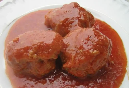 Padella con polpette al sugo fumanti e basilico fresco, stile rustico