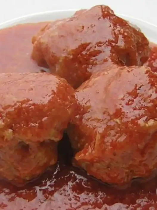 Padella con polpette al sugo fumanti e basilico fresco, stile rustico