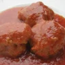 Padella con polpette al sugo fumanti e basilico fresco, stile rustico