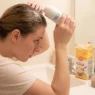 una ragazza che si mette del borotalco nei capelli