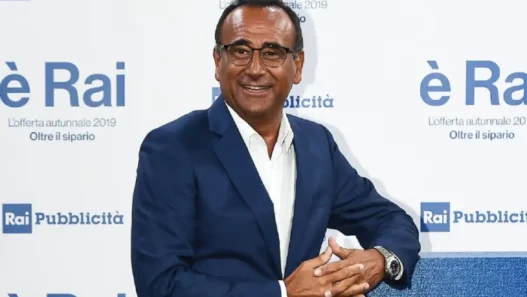 Carlo Conti con i banner Rai