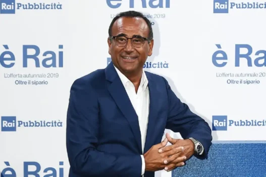 Carlo Conti con i banner Rai