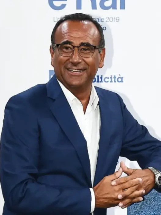 Carlo Conti con i banner Rai