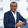 Carlo Conti con i banner Rai