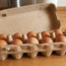 Una confezione da 12 uova su piano di una cucina