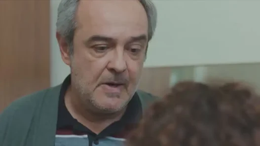 Enver mentre parla preoccupato
