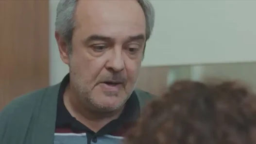 Enver mentre parla preoccupato