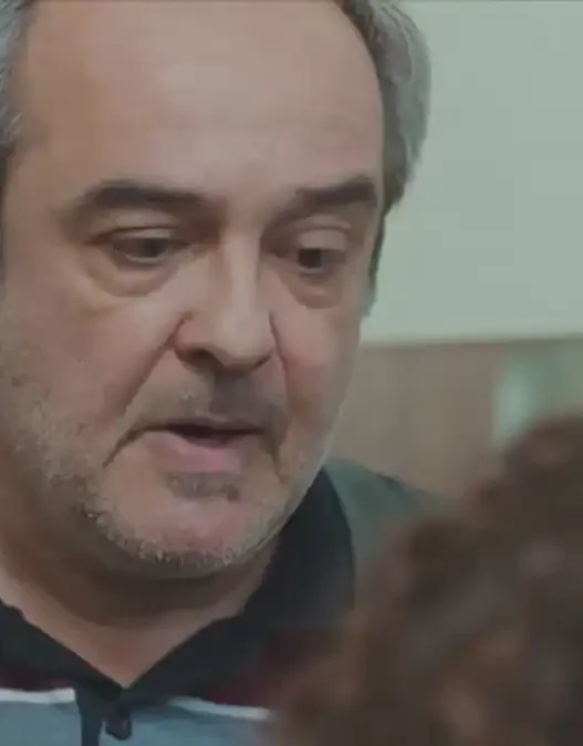 Enver mentre parla preoccupato