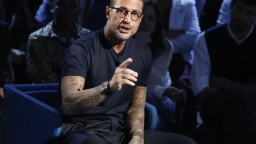 Fabrizio Corona mentre parla in un'intervista