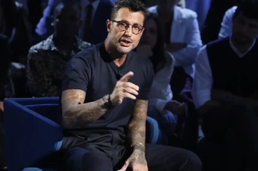 Fabrizio Corona mentre parla in un'intervista