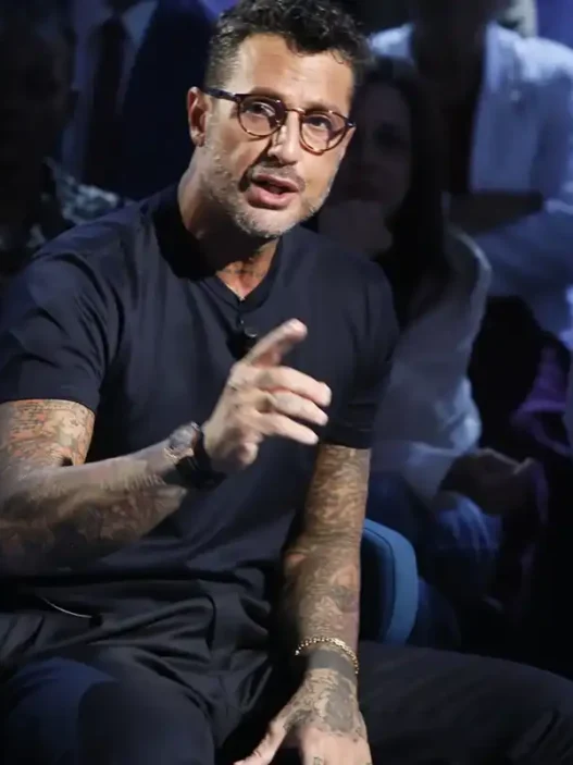 Fabrizio Corona mentre parla in un'intervista