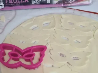 formine della mascherina tagliarle con una mascherina acquistata online
