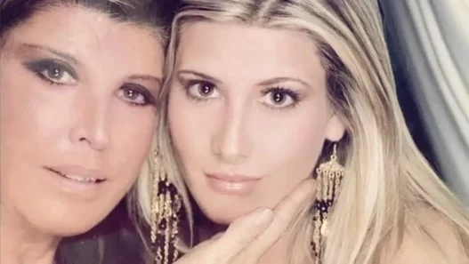 contessa de blanc insieme alla figlia