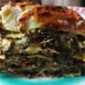 Un piatto colorato sul quale è adagiata una fetta di lasagna salsiccia e friarielli