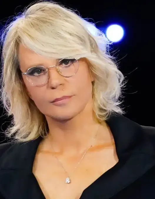 La scena di c'è posta per te Maria De Filippi spiazza figli di annarita