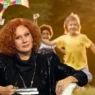 Primo piano di Maria Rita Parsi sorridente durante un convegno sui diritti dell'infanzia