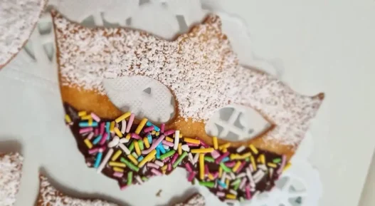 Una mascherina decorata con coriandoli di zucchero e cioccolato
