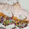 Una mascherina decorata con coriandoli di zucchero e cioccolato