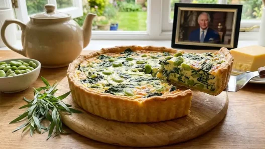 Un tavola apparecchiata con la quiche e la foto di re carlo