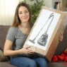 Una donna che scarta come regalo un'aspirapolvere