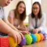 due esperte a distanza mentre osservano un bambino