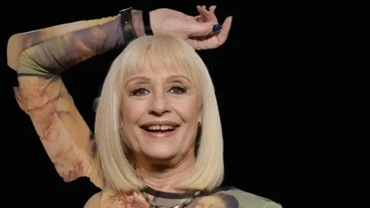 Spunta l'erede di Raffaella Carrà. Il figlio adottivo