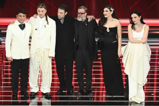 Una foto dei 5 finalisti di Sanremo sul palco dell'Ariston e la classifica finale