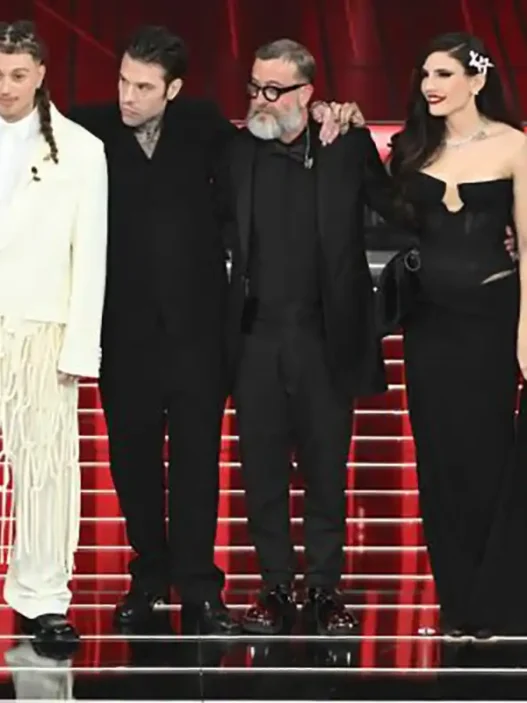 Una foto dei 5 finalisti di Sanremo sul palco dell'Ariston e la classifica finale