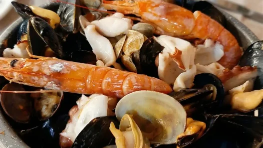 La zuppa di pesce più famosa che contiene cozze e pesce prima di Pasqua