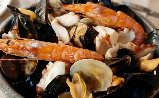 La zuppa di pesce più famosa che contiene cozze e pesce prima di Pasqua