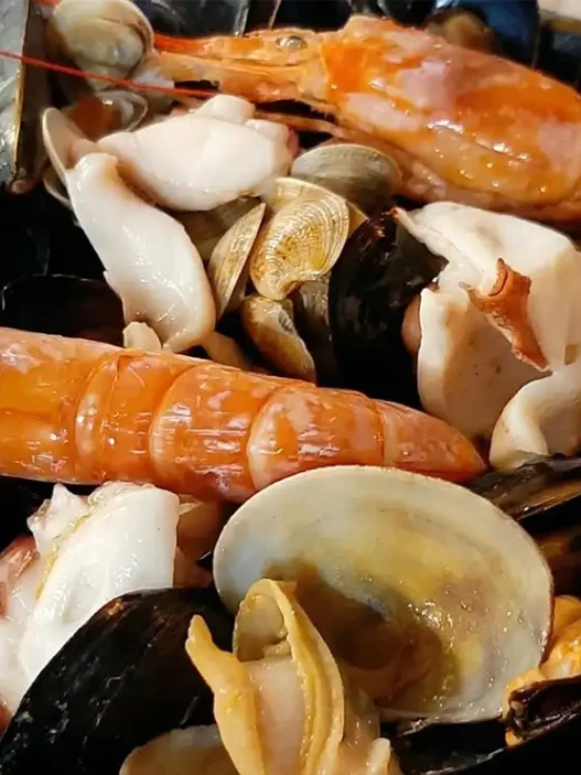 La zuppa di pesce più famosa che contiene cozze e pesce prima di Pasqua