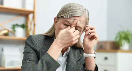 Donna stanca che cerca di rimanere sveglia nei periodi di stress