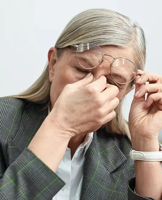 Donna stanca che cerca di rimanere sveglia nei periodi di stress