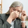 Donna stanca che cerca di rimanere sveglia nei periodi di stress
