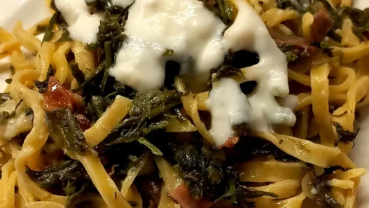 Germogli di vitalba freschi e sbollentati pronti per la preparazione di una frittata tradizionale"