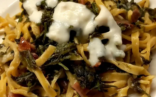 Germogli di vitalba freschi e sbollentati pronti per la preparazione di una frittata tradizionale"