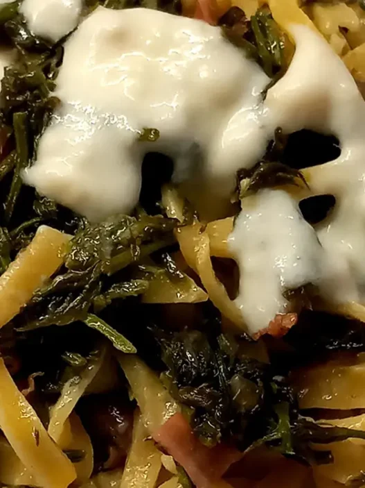 Germogli di vitalba freschi e sbollentati pronti per la preparazione di una frittata tradizionale"