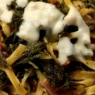 Germogli di vitalba freschi e sbollentati pronti per la preparazione di una frittata tradizionale"