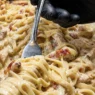 Un piatto di Carbonara chetogenica fumante con Shirataki noodles, guanciale croccante e crema di uova e pecorino.
