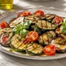 Un piatto sano e leggero di zucchine e melanzane grigliate con pomodorini freschi e basilico, ideale per una cena veloce senza forno.