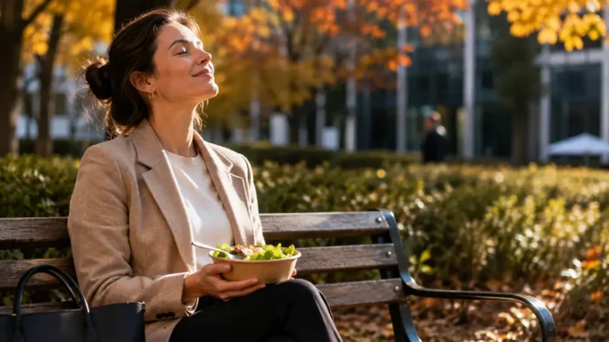 Donna che pratica mindfulness in pausa pranzo al parco, lontana dal PC, per rilassare gli occhi e la mente.