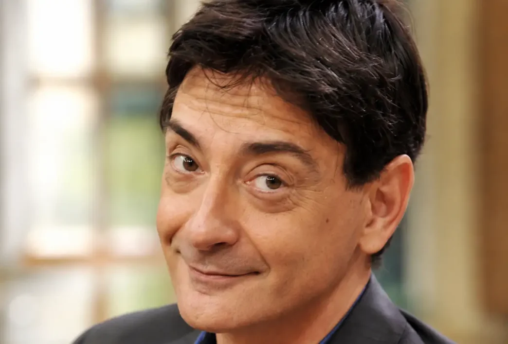 Una foto di Paolo fox di profilo durante una diretta