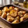 Teglia rustica con patate al forno croccanti e dorate, condite con rosmarino e aglio. Il contorno perfetto preparato con il segreto della nonna.