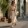 Donna che indossa un abito midi chiaro in lino abbinato a un blazer oversize e scarpe slingback per un look da ufficio a fine estate