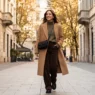 Outfit autunnale Zara con cappotto cammello oversized, dolcevita verde e pantaloni larghi.